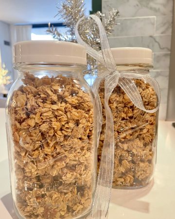 The best easy and healthy homemade maple granola recipe that makes the best homemade gift