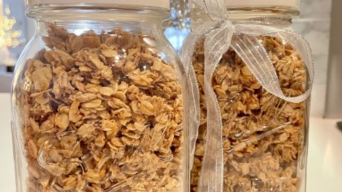 The best easy and healthy homemade maple granola recipe that makes the best homemade gift
