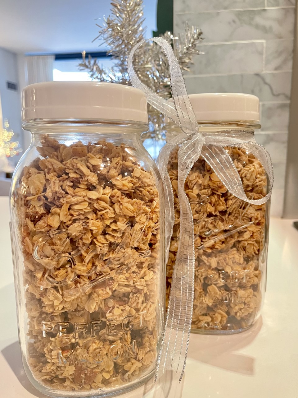 The best easy and healthy homemade maple granola recipe that makes the best homemade gift
