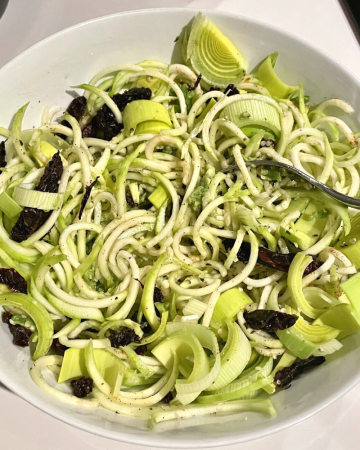Easy Healthy Raw Dinner Ideas Zoodles, Leaks + Sundried Tomatoes